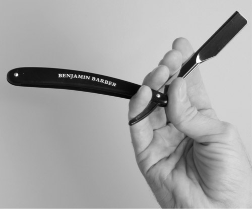 How to hold a straight razor